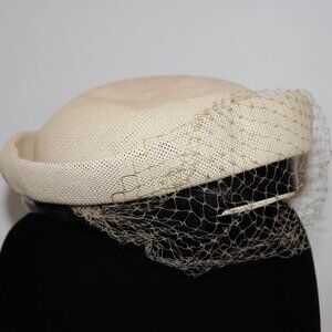 👒 Vintage Cream Straw Hat with Black Band & Veil – NWT Timeless Elegance ·